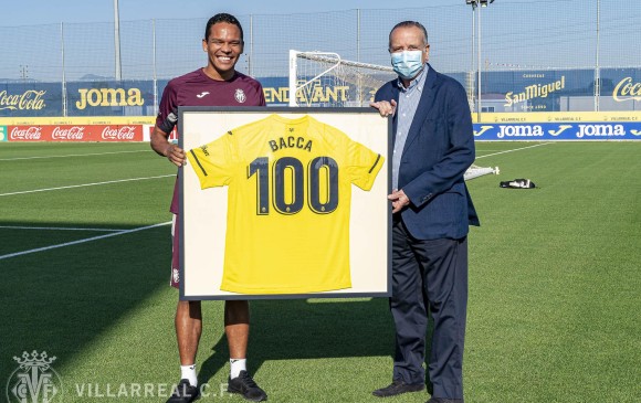 Aunque Carlos Bacca (lesionado) ya sobrepasó el centenar de juegos (110), Villarreal exaltó este fin de semana el registro que alcanzó el colombiano en el club. FOTO Tomada de twitter @VillarrealCF