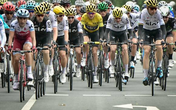Gracias a sus compañeros, entre ellos Sergio Luis Henao, Froome logró reintegrarse al pelotón. Hay que recordar que en el Tour de 2014, el inglés se retiró debido a una caída. FOTO AFP