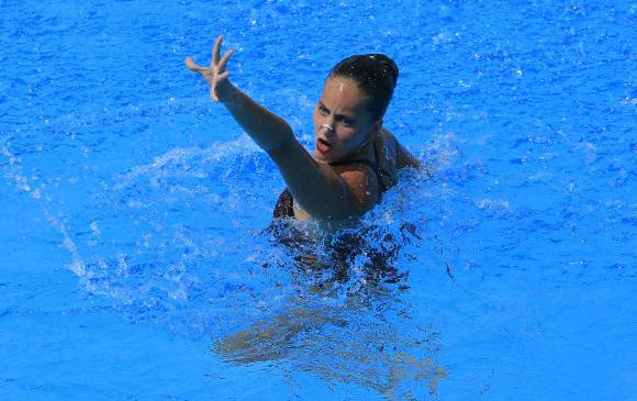 Mónica Sarai durante una de las rutinas del solo, prueba en la que logró el oro en el Suramericano de Lima. FOTO efe