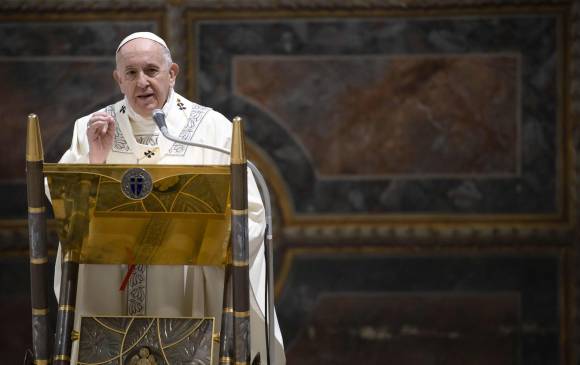 El papa emérito Benedicto XVI ha exhortado públicamente a su sucesor Francisco a abandonar la idea de ordenar sacerdotes a hombres casados, una iniciativa muy inusual en el Vaticano. Foto: EFE.