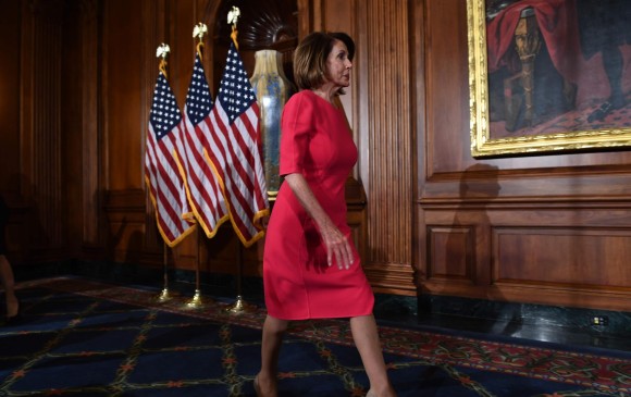 Pelosi, nueva líder de la mayoría demócrata en el Congreso de Estados Unidos, ocupa el cargo por segunda ocasión. En 2007 marcó un hito al ser la primera mujer en llegar a esa posición, desde la cual promovió proyectos sociales y de inclusión de minorías. FOTO afp