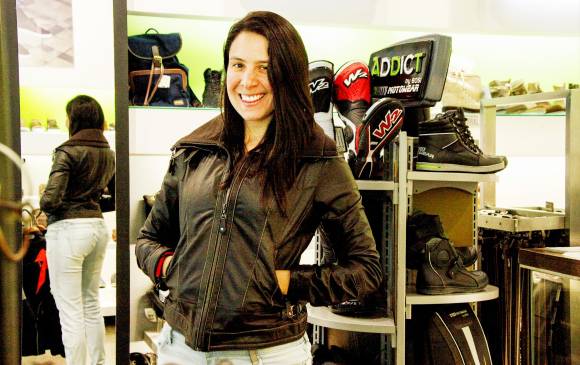 Manuela Vásquez desafía la velocidad tanto en los autos como en las motos. Audaz e inteligente.