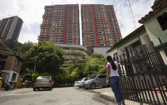 A esta edificación, ubicada en el barrio Belén Rincón de Medellín, solo tienen permitido el acceso los empleados de la constructora. En total, la unidad residencial tiene un área de 14.000 metros cuadrados. FOTO EDWIN BUSTAMANTE