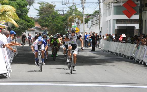 Kevin Ríos no les dio ventajas a sus rivales y pudo festejar ayer en Palmira, Valle, y se puso la camisa roja de líder. FOTO cortesía 