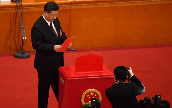 Xi Jinping preparando la votación en la Asamblea Nacional Popular. FOTO AFP
