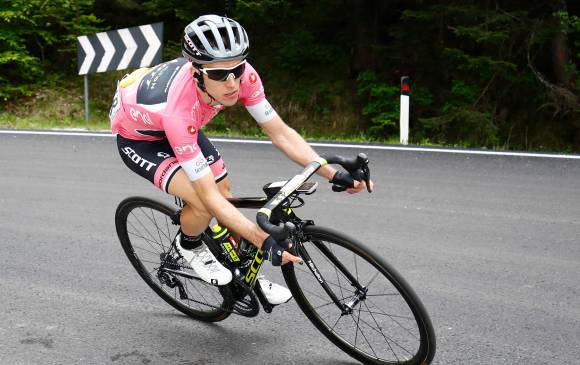 Hasta sin gregarios, Simon Yates se las arregla para defender la maglia rosa del Giro. En la última semana sí necesitará de sus compañeros, entre ellos Esteban Chaves, 67°, a 1:47.05. FOTO AFP