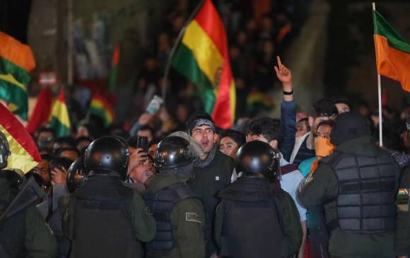 Partidarios de la oposición realizaron vigilias a las afueras de las sedes del Tribunal Supremo Electoral para seguir el recuento de votos. Hubo disturbios en estos y la Policía intervino. FOTO EFE