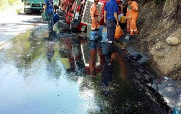 El vehículo tenía una capacidad de transportar aproximadamente 11 mil galones de combustible, pero se estima que cerca de 7 mil terminaron vertidos en el río Manco. FOTO COLPRENSA