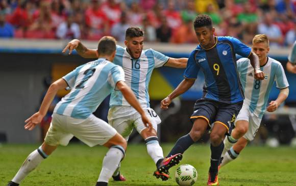 La selección que dirige el colombiano Jorge Luis Pinto avanzó en los Olímpicos y eliminó a Argentina. FOTO afp