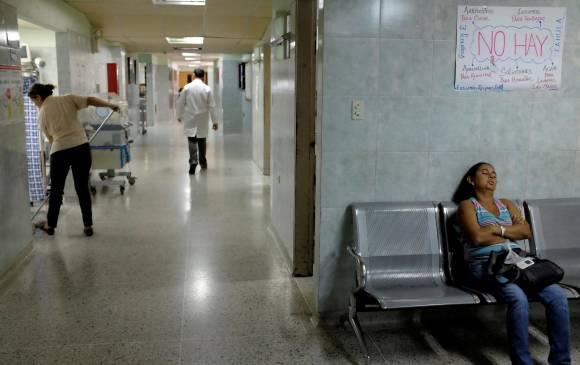Si lograr una cita médica en los hospitales venezolanos es una odisea, alcanzar la atención y la droga contra la enfmerdad es un milagro. FOTO AFP