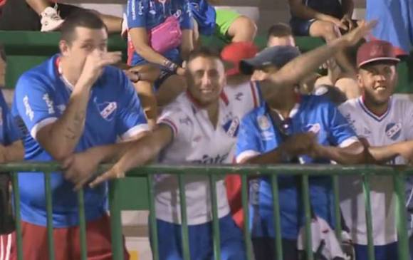 La Conmebol abrió una investigación para analizar la conducta de los hinchas de Nacional de Uruguay en el estadio Arena Condá. FOTO CAPTURA DE VIDEO