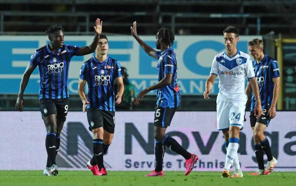 Esta imagen ya se volvió costumbre en el fútbol italiano: los compañeros del Atalanta felicitan a Duván, una vez más. FOTO efe