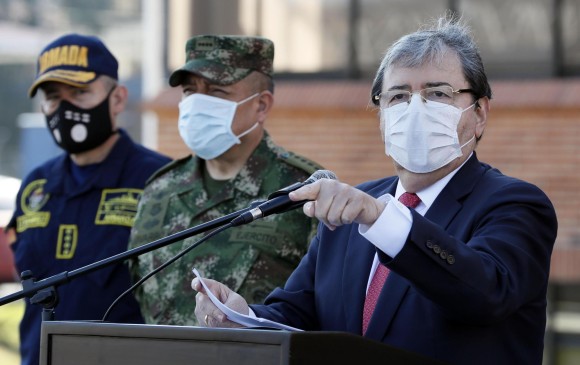 El ministro de Defensa, Carlos Holmes Trujillo, quiere retomar las fumigaciones aéreas. FOTO EFE