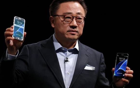 DJ Koh, presidente de la división de negocios de Samsung presentó los nuevos equipos móviles de la marca. Hoy se inicia el Mobile World Congress en Barcelona. FOTOS AP Y CORTESÍA