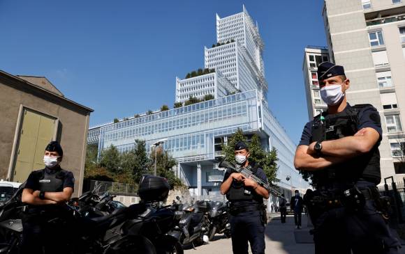 El juicio se celebra ante un tribunal especial en París y bajo estrictas medidas de seguridad. FOTO AFP