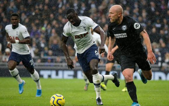 En esta imagen aparece Dávinson Sánchez (de blanco) en el duelo de ayer frente al Brighton Hove Albion. FOTO afp