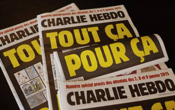 Esta foto, tomada el primero de septiembre de 2020 en París, muestra portadas del semanario francés Charlie Hebdo.