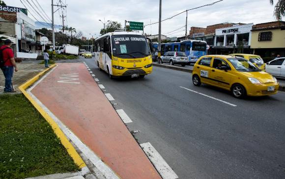Este es uno de los 23 paraderos terminados de la línea O del metroplús, que empezó a circular con buses eléctricos desde noviembre de 2019 por la avenida 80. FOTO Jaime pérez 