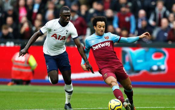 Dávinson Sánchez hace parte de la nómina del Tottenham, club que anunció la reducción en el salario de sus empleados, sin contar con la plantilla de jugadores. FOTO AFP