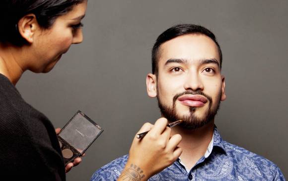 Sombras negras y marrones sirven para rellenar huecos en la barba. Es preferible no delinearla. Las pestañinas negras a base de agua ayudan a desaparecer las canas.