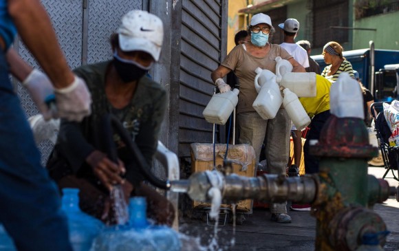 La escasez de agua afecta a varias zonas de Caracas desde hace cinco años. FOTO AFP
