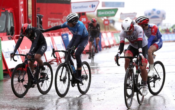 Con los últimos alientos cruzaron la meta los ciclistas que asistieron ayer a una de las más duras etapas de montaña (146.4 km) de la Vuelta. Richard Carapaz (de negro) es nuevo líder. FOTO efe