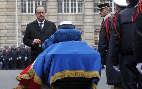 Los tres policías, según el presidente de Francia, François Hollande, murieron para que el resto de la ciudadanía pueda vivir libre, y todo el país mostró su solidaridad con las víctimas y “su fuerza ante los fanáticos”. FOTO AP