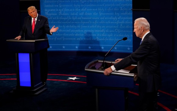 Donald Trump y Joe Biden en el último debate presidencial. FOTO EFE