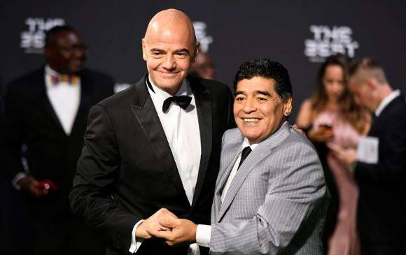 Gianni Infantino y Diego Maradona posaron juntos por primera vez en los premios “The Best” de la Fifa en 2016. En el mandato de Joseph Blatter, Maradona no se aparecía por allí. FOTO EFE