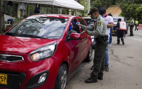 En los 22 puestos de control instalados en vías de Antioquia se verificaron datos y excepciones de viajeros. FOTO julio césar herrera