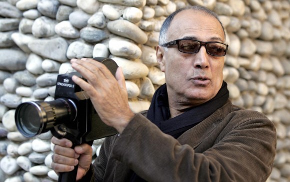 El cineasta iraní Abbas Kiarostami fue galardonado con la Palma de Oro en Cannes en 1997 por la cinta ‘El sabor de las cerezas’. FOTO AFP