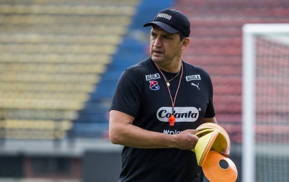El técnico Aldo Bobadilla regresó a Medellín después de pasar varias semanas en Paraguay. FOTO julio césar herrera