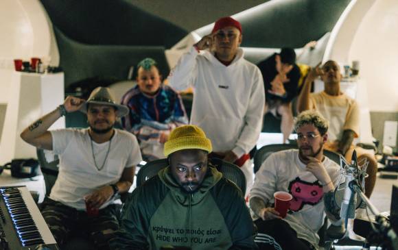 Imagen en la que los integrantes de Piso 21 posan con Black Eyed Peas. FOTO CORTESÍA