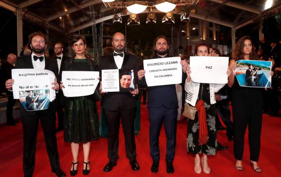 Cineastas colombianos sostienen los carteles sobre el asesinato de Lezama y líderes sociales. FOTO: REUTERS