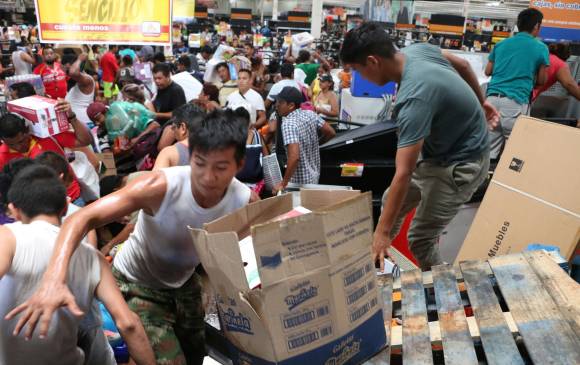 Este miércoles se registraron 33 saqueos y robos en almacenes y tiendas comerciales ubicadas en las delegaciones Azcapotzalco, Gustavo A. Madero, Tlalpan y Miguel Hidalgo. FOTO Reuters