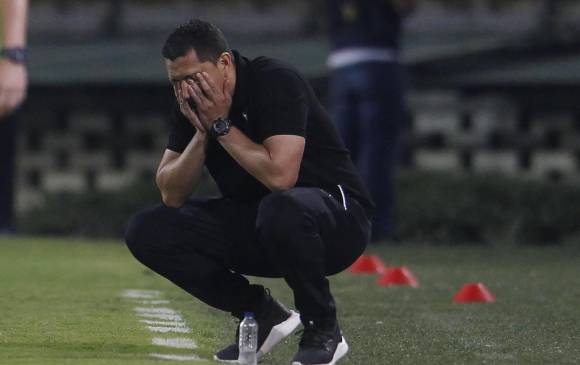 El técnico Aldo Bobadilla salió bastante afectado por el arranque con derrota en la fase de grupos de la Copa Libertadores. FOTO EFE