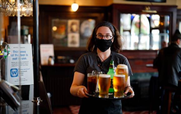 Se espera que tras la reapertura 6,5 millones de británicos acudan a los pubs este fin de semana. FOTOS: AFP Y EFE