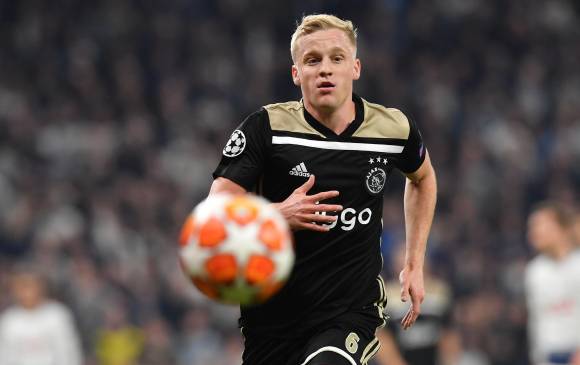 En acción Donny Van de Beek quien anotó el tanto de la victoria de Ajax ante el Tottenham por la Liga de Campeones. FOTO AFP