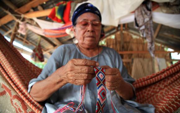 Artesanos wayuú, de la ranchería Makú, tejen la ornamentación que el Sumo Pontífice llevará en Colombia. FOTO colprensa