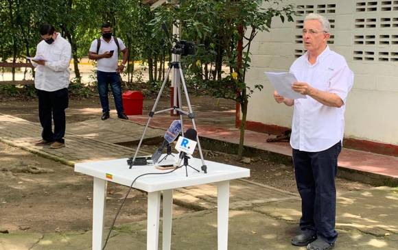 El expresidente Álvaro Uribe Vélez habló desde El Ubérrimo en una transmisión en la que defendió su inocencia y criticó el proceso iniciado en su contra por la corte suprema. FOTO EFE