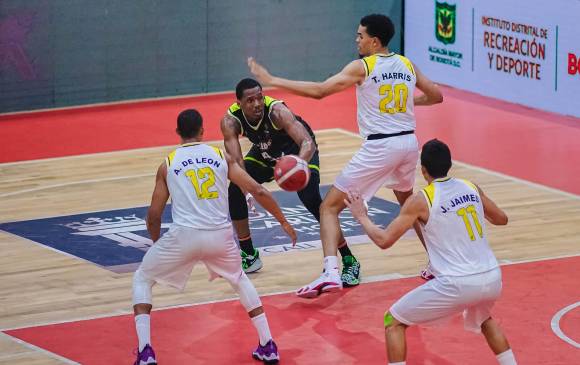 Nicholas King (uniforme negro), figura del juego entre Tigrillos y Búcaros. FOTO CORTESÍA DPB