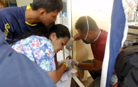 Muchos médicos se han desplazado a Pedernales a prestar ayuda a las víctimas del terremoto. FOTO: REUTERS