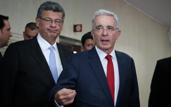 El expresidente y exsenador, Álvaro Uribe, junto a uno de sus abogados, Jaime Granados Peña. FOTO Colprensa