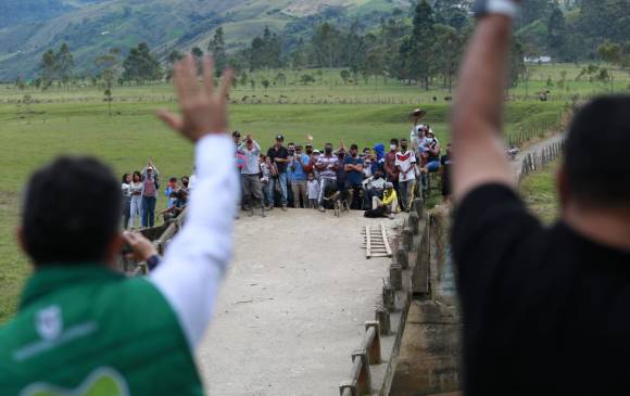 El gobernador de Antioquia, Aníbal Gaviria, prometió que regresaría al municipio de Urrao en 10 días. FOTO CORTESÍA GOBERNACIÓN DE ANTIOQUIA
