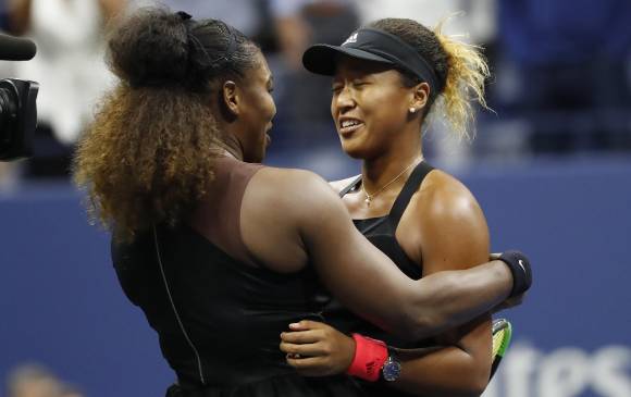 Serena Williams felicitó a Naomi Osaka al final del encuentro. FOTO REUTERS