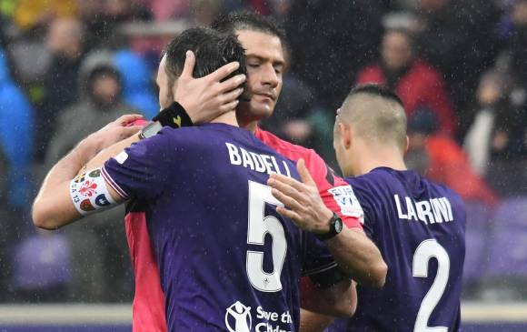 El central Fabrizio Pasqua abrazó uno a uno a los jugadores de la Fiorentina para expresarles su solidaridad. FOTO AFP