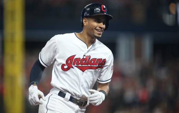 El jardinero central de los Indios de Cleveland, Óscar Mercado, reacciona dando vueltas alrededor de las bases después de pegar un jonrón de tres carreras contra los Filis de Filadelfia durante la quinta entrada en el Progressive Field. FOTO Reuters