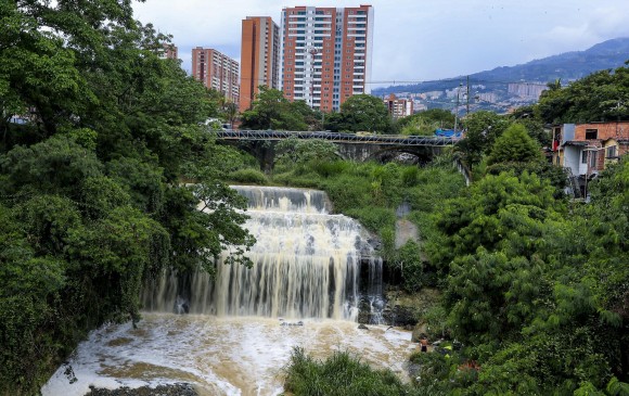 Hace algunos años, La Iguaná era una de las quebradas que más tragedias originaba en Medellín. En los últimos años ha sido objeto de varias intervenciones e incluso se le hizo dragado. El foco actual está puesto en ella y en otras seis de la ciudad. FOTO jaime pérez