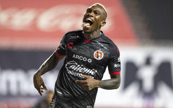 El delantero colombiano Fabián Castillo celebró por partida doble y llevó a su equipo a la victoria en la Liga de México. FOTO TOMADA @XOLOS