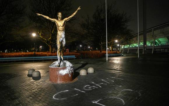La estatua de Zlatan, que vio la luz hace apenas un mes, fue objeto de vandalismo. FOTO AFP